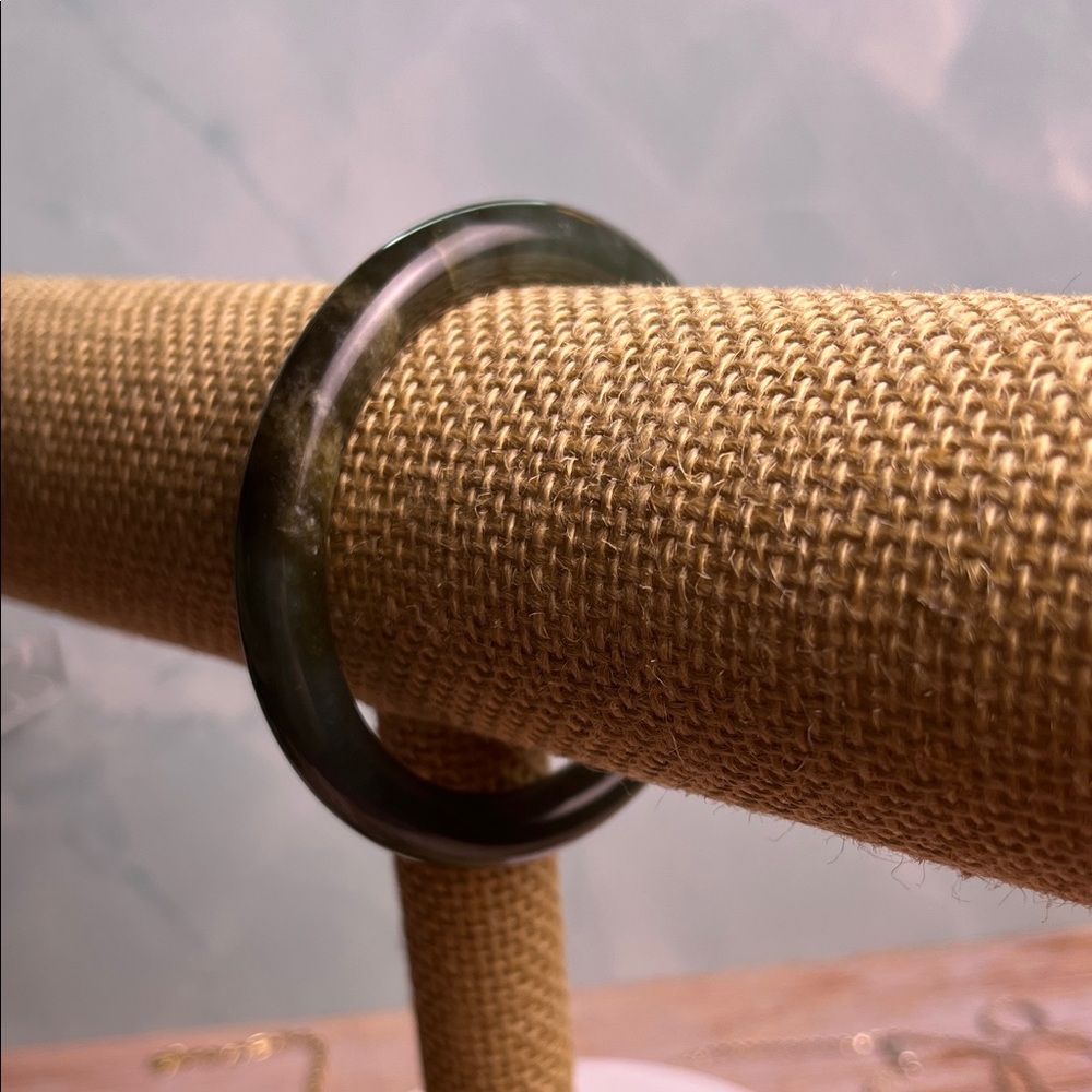 Elegant Jade Bangle - Picture 4 of 10